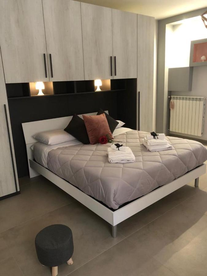 B&B Elles Con Parcheggio Interno Barletta Eksteriør billede